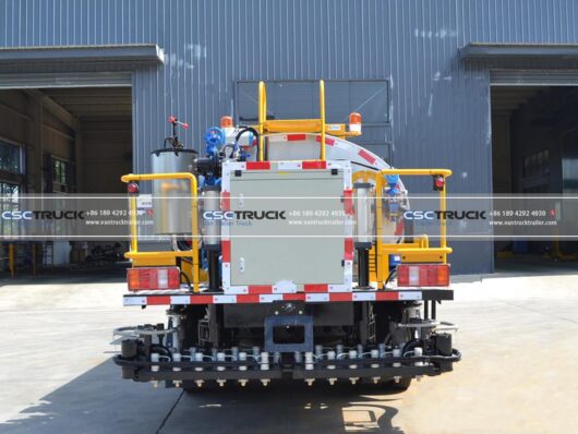 HOWO 4 Ton Asphalt Distributor Truck Back