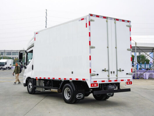 BYD Electric 18 Dry Van Cargo Truck Beside