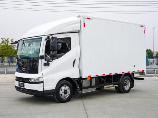 BYD Electric 18 Dry Van Cargo Truck Left