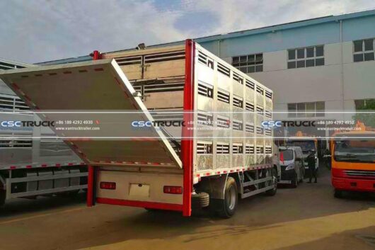 DONGFENG 7 Meter Livestock Animal Transportation Truck Working